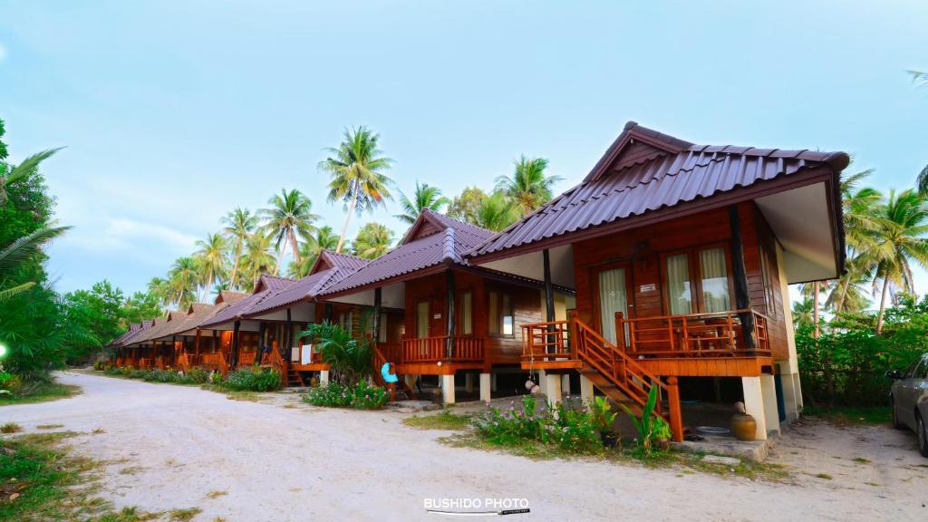 Baanchaylay Resort Khanom Bilik gambar